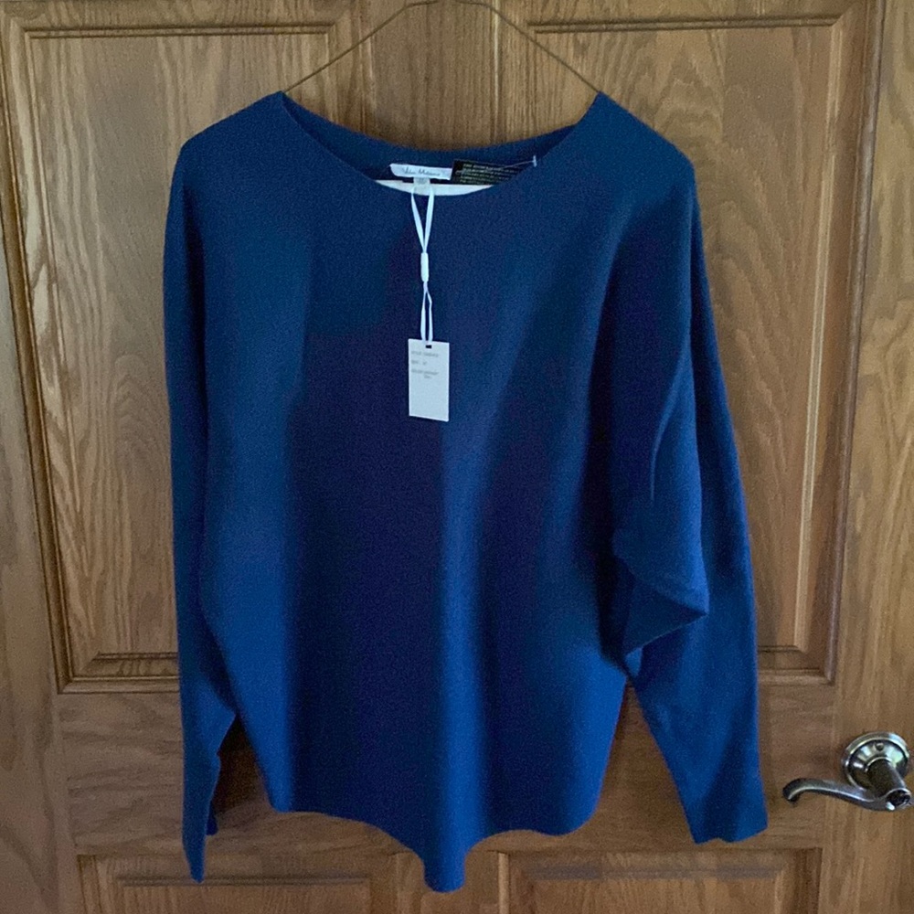 Brand new w/ tags curved hem sweater. Fall🍁🍂